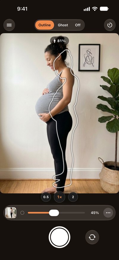 A câmera do LikeThis: o contorno da foto da barriga do mês passado, e a mesma mulher se alinha com ele no mesmo lugar